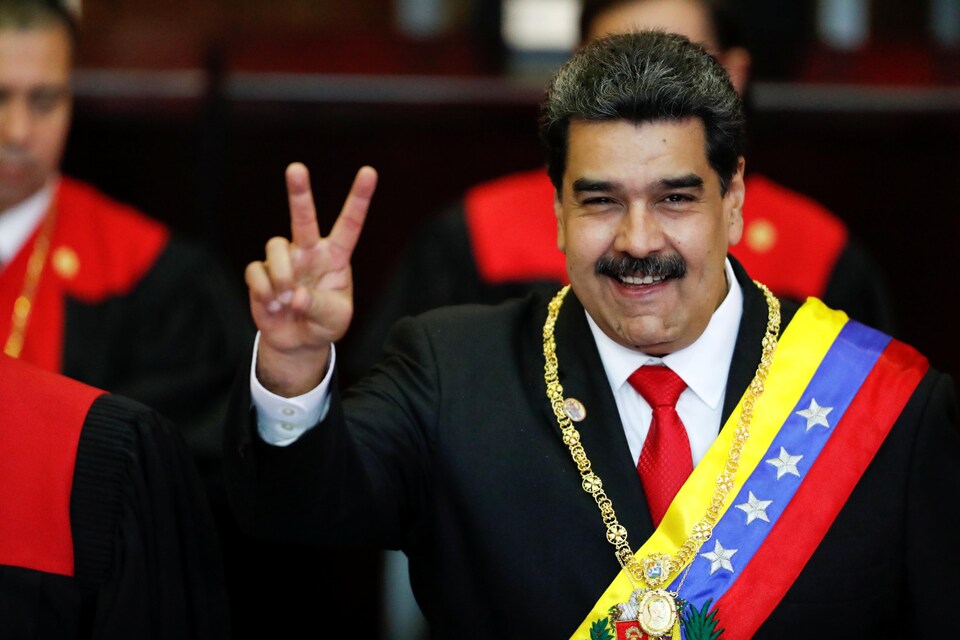 Le président vénézuélien Nicolas Maduro fait le geste de la victoire après avoir reçu la ceinture présidentielle lors de l'investiture solennelle de son deuxième mandat présidentiel.