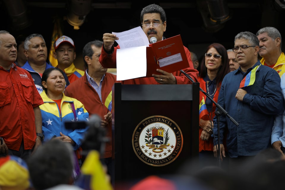 Le président vénézuélien, Nicolas Maduro, a signé le décret de sa nouvelle assemblée constituante devant des milliers de partisans, le 23 mai 2017.
