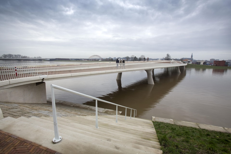 Le pont qui traverse le nouveau bras du Rhin et qui mène au nouveau parc à Nimègue.