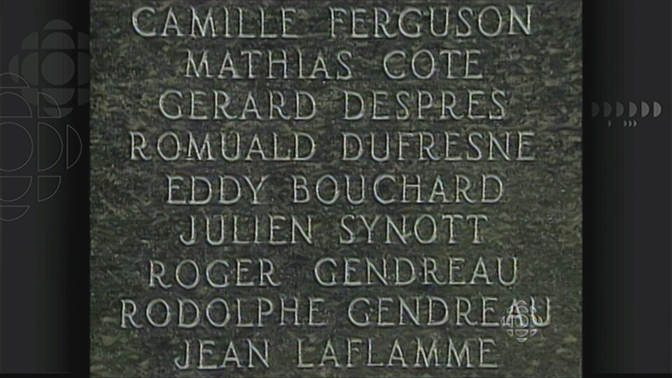 On voit des noms de victimes d'un écrasement aérien. 