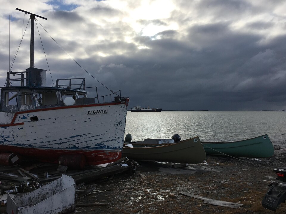 Un bateau et des canots sur le bord de la mer au Nunavik