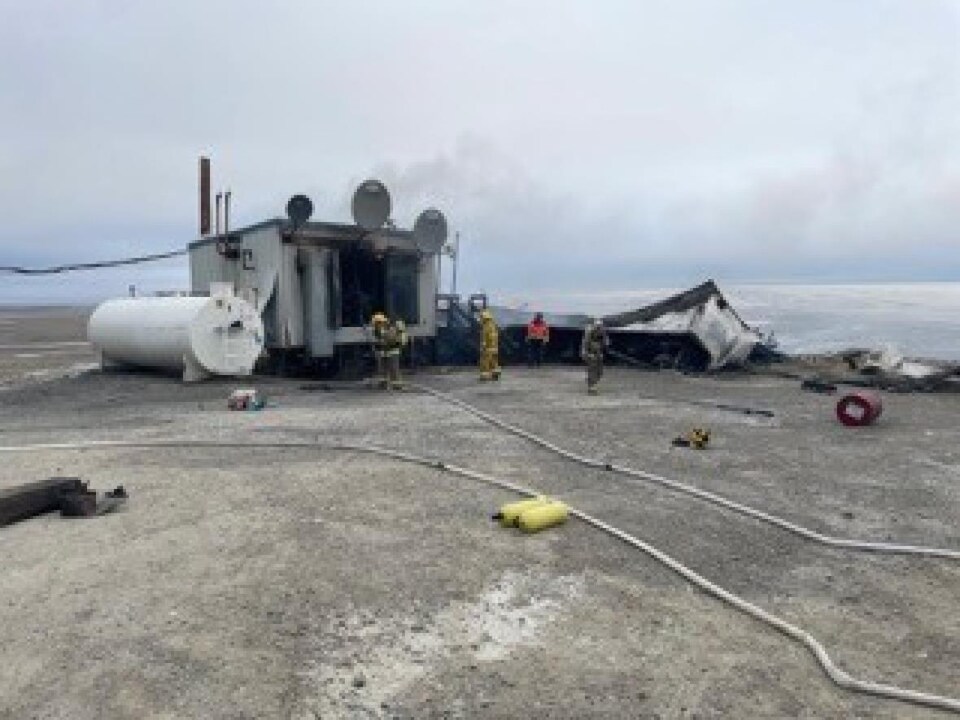 Des pompiers éteignent un incendie à Resolute Bay, au Nunavut, le 27 septembre 2022.