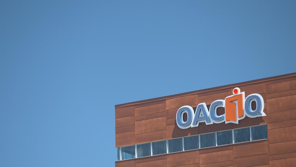 Le sigle de l'OACIQ sur un immeuble.