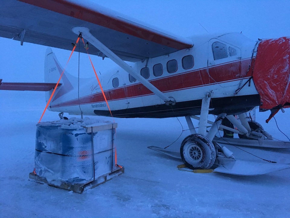 Photo de l'avion attaché parce qu’il risque d'être emporté avec le vent