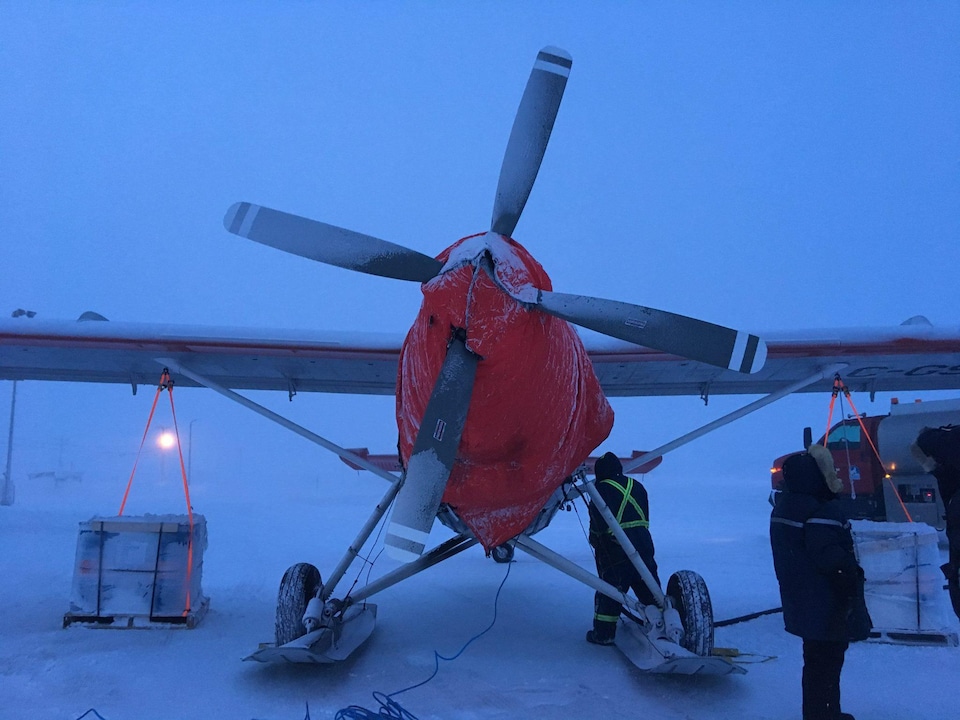 Photo de l'avion attaché parce qu’il risque d'être emporté avec le vent