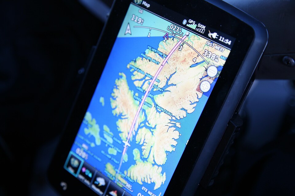 Photo de l'écran de l'outil de navigation avec la carte et le trajet de l'avion