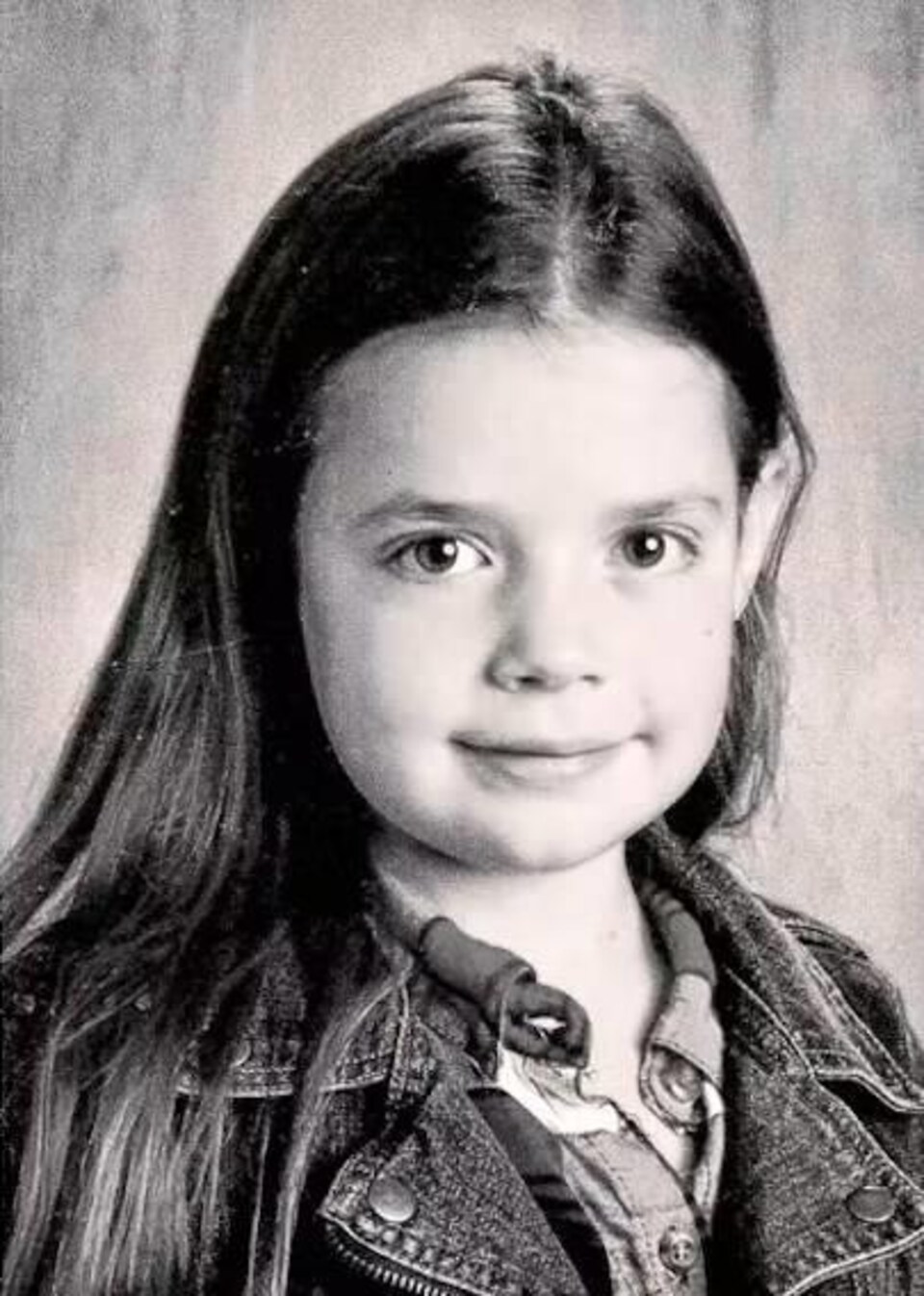 Portrait en noir et blanc d'une petite fille.