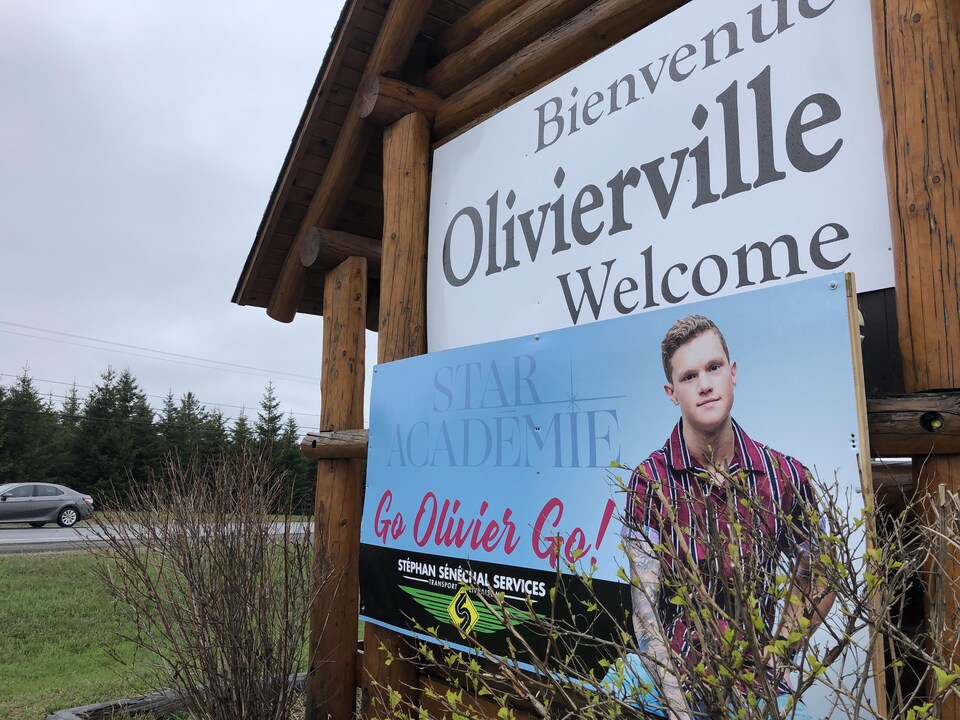 L'enseigne à l'entrée du village porte la mention « Bienvenue Olivierville Welcome » et on a affiché une photo d'Olivier Bergeron.