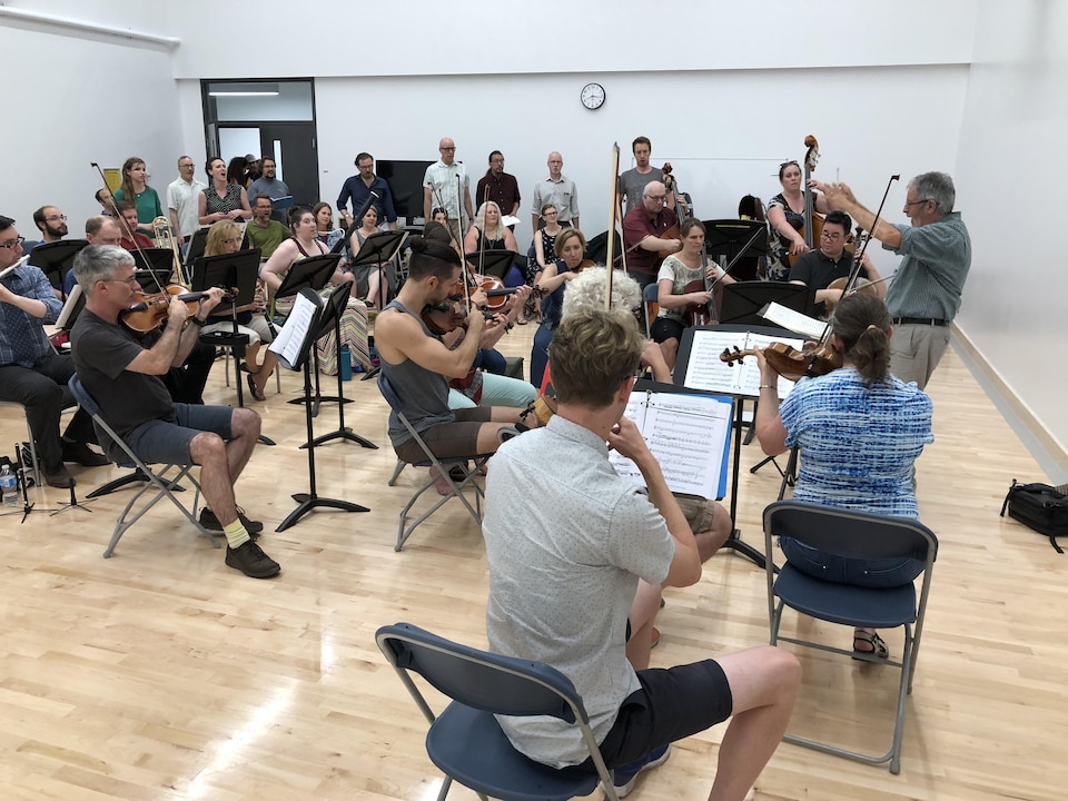 Plusieurs musiciens pratiquent en salle.