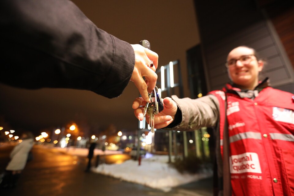 Un fêtard remet ses clés à un bénévole d'Opération Nez rouge.