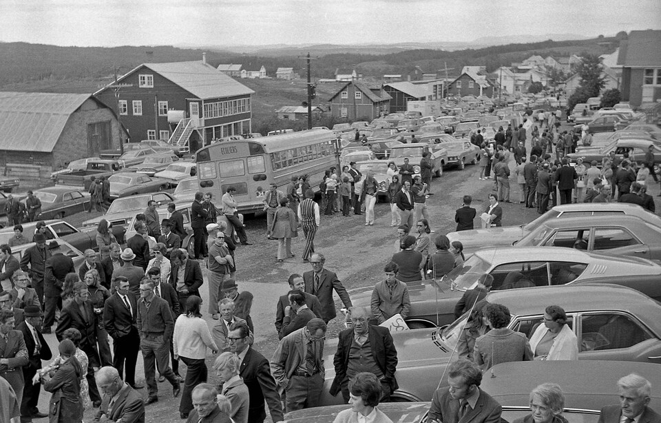 Dans les années 70, des milliers de personnes se sont mobilisées pour empêcher la fermeture de leur village dans le cadre des Opérations Dignité