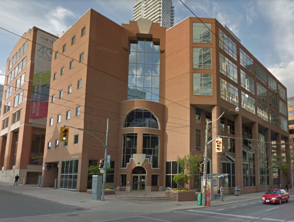 On voit le bâtiment qui abrite l'Ordre des médecins et chirurgiens de l'Ontario à Toronto