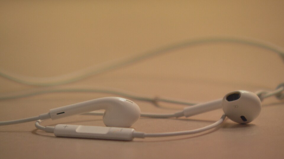 Des écouteurs Apple sur une table.