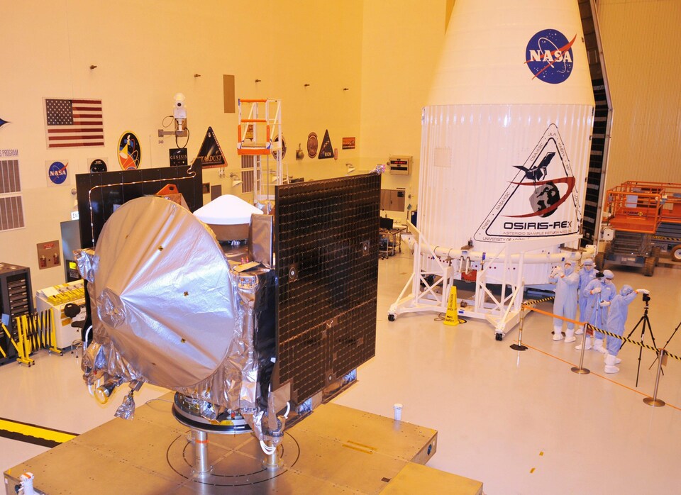 La sonde OSIRIS-REx de la NASA présentée dans un studio. 