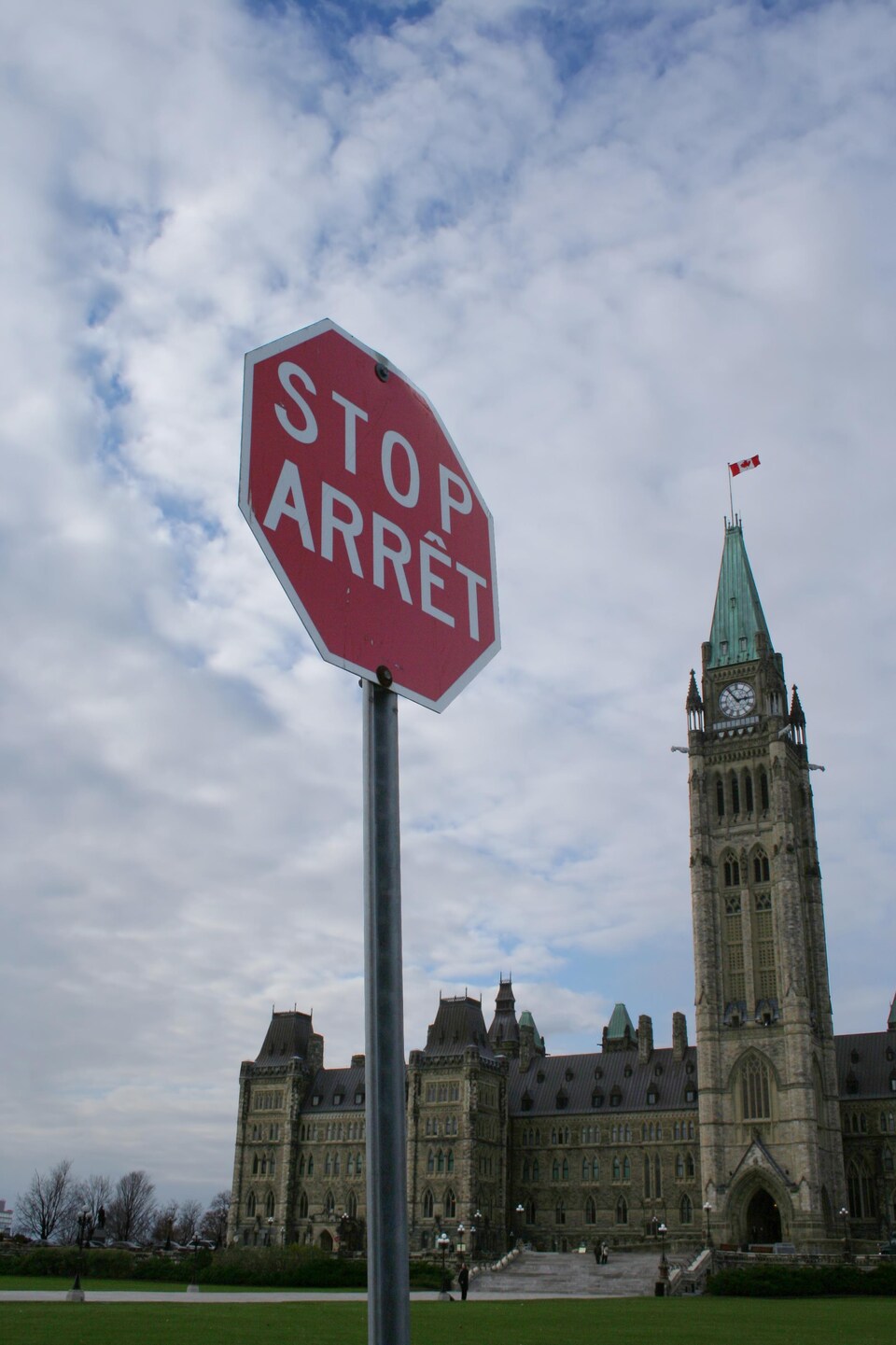 Un panneau d'arrêt/stop devant le parlement d'Ottawa