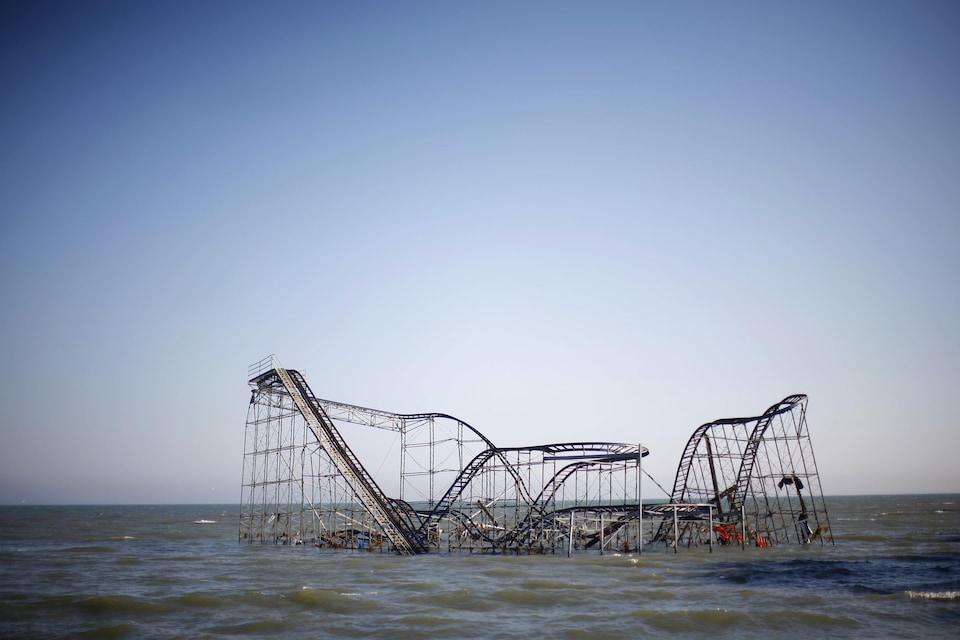 Des montagnes russes n'ont pas échappées à la force des vagues durant l'ouragan Sandy, à Seaside Heights, au New Jersey.