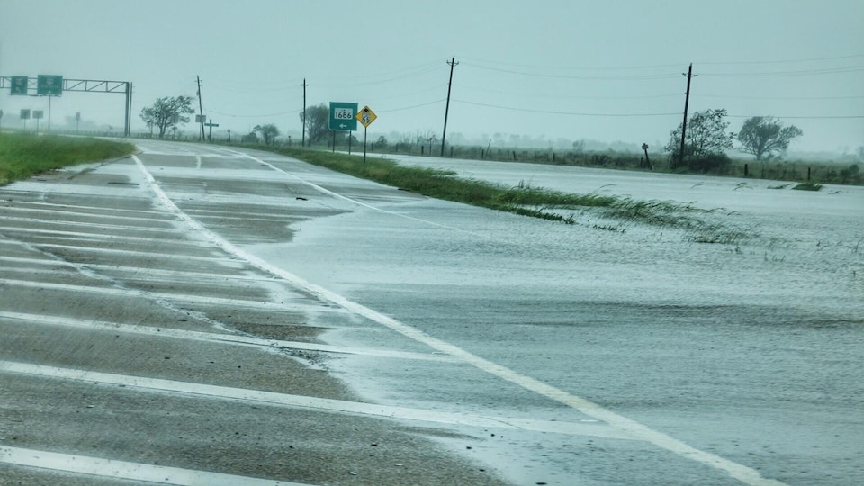 Une route inondée au Texas