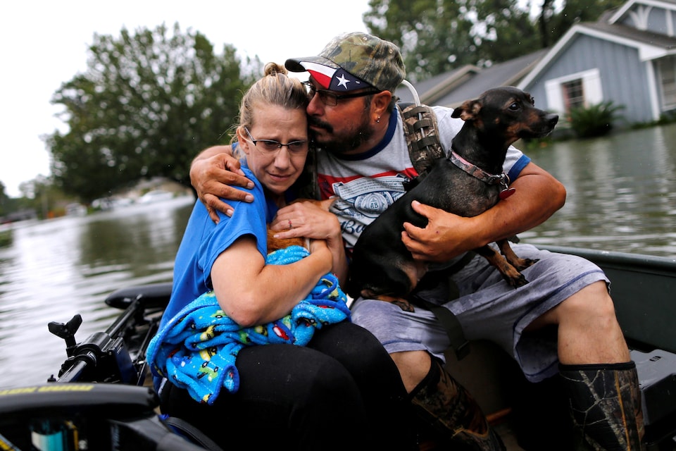 David Gonzalez réconforte sa conjointe Kathy après qu'ils eurent été évacués de leur maison d'Orange, au Texas, inondée lors du passage de l'ouragan Harvey.