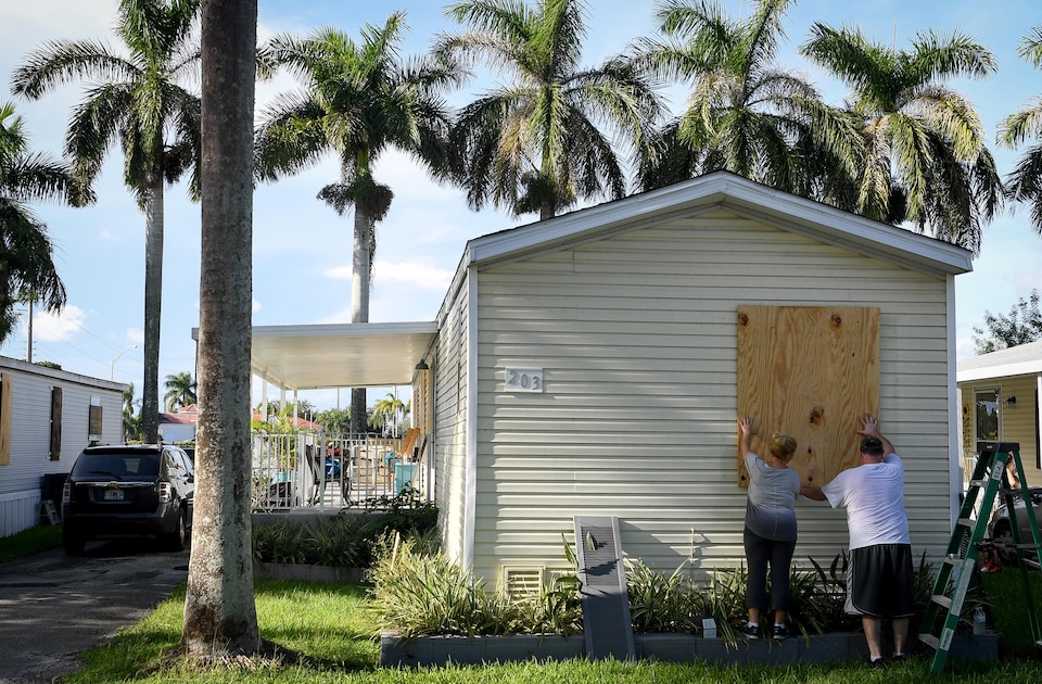 Un couple barricade sa maison mobile à Homestead, en Floride.