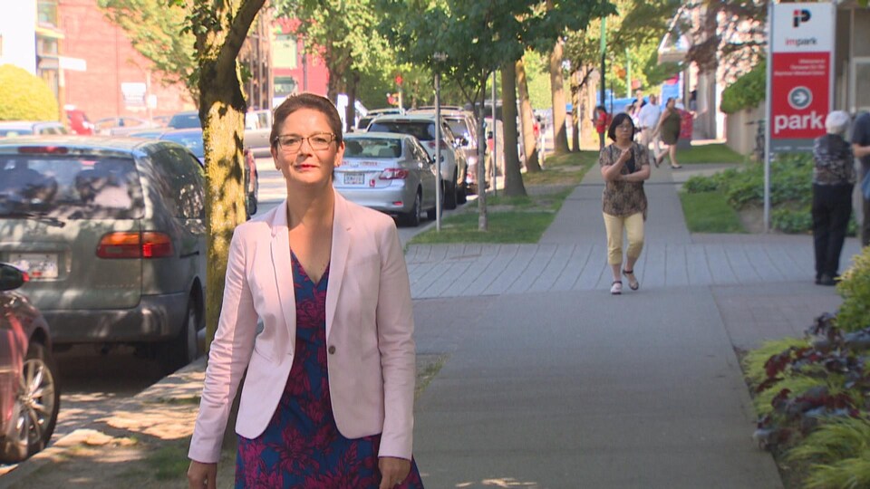 Padminee Chundunsing, la Présidente de la Fédération des francophones de la Colombie-Britannique, marche dans une rue de Vancouver. 