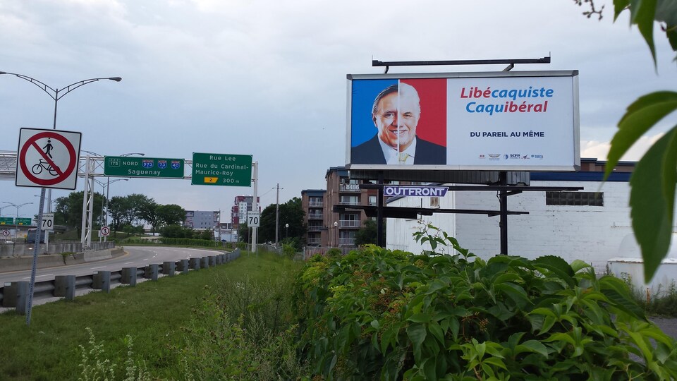 Un panneau routier qui dénonce la politique du Parti libéral et de la Coalition avenir Québec