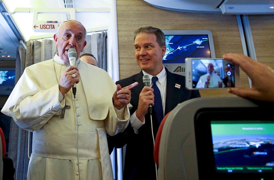 Le pape François parle aux journalistes à bord de l'avion qui l'amène au Chili et au Pérou.