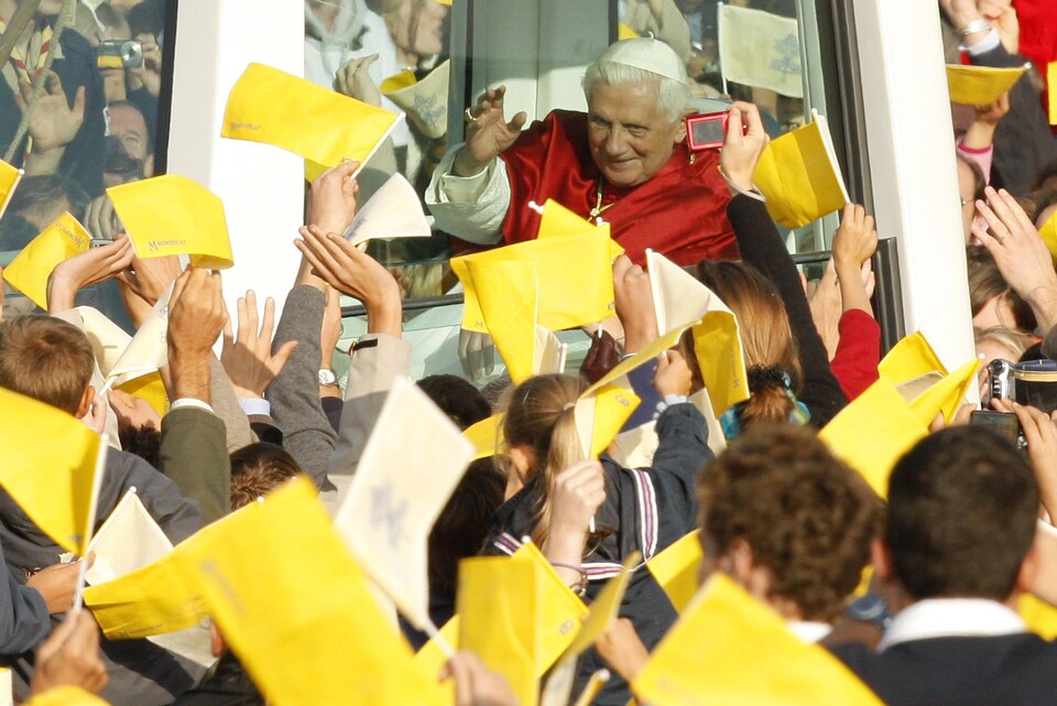 Benoît XVI entouré de fidèles.