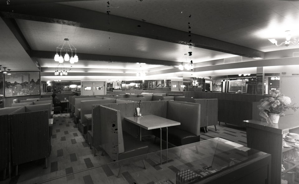 L'intérieur du Paris Café en 1963