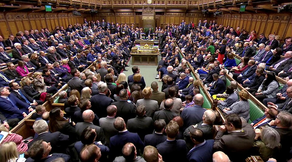 Vue d'ensemble de la Chambre des communes, où sont assis l'ensemble des députés.