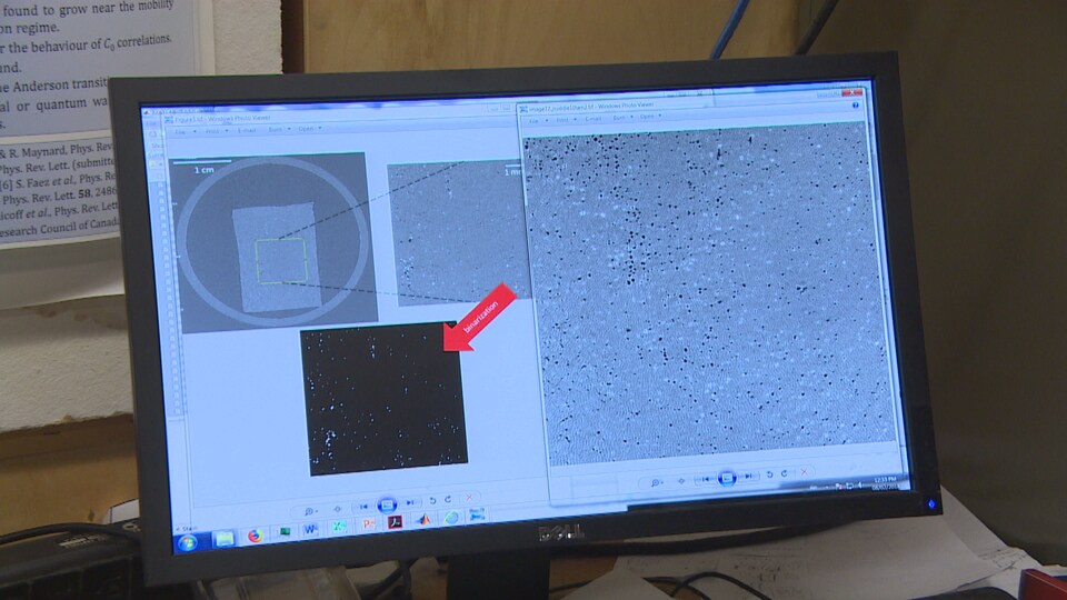Images en gros plan des bulles dans une pâte. On y voit plein de petits points noirs sur un fond gris à l'ordinateur.