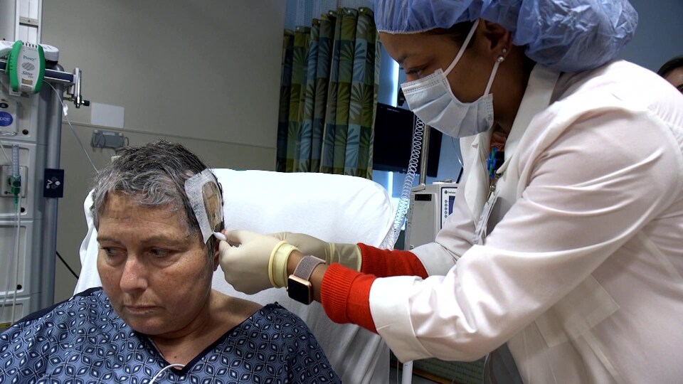 On injecte le virus alors que le patient, éveillé, est branché à la réserve de poliovirus pendant six heures. 