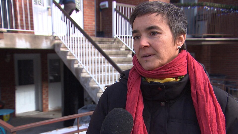 Patricia Vianney, organisatrice chez POPIR-Comité Logement, dénonce le fait que de nouveaux propriétaires exercent des pressions voire de l’intimidation sur leurs locataires pour les faire partir. 