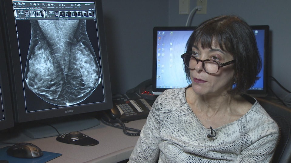 La radiologiste Paula Gordon devant les résultats d'une mammographie.