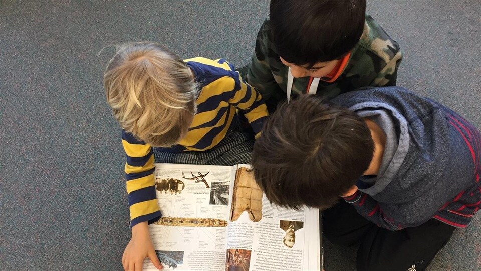 Des enfants lisent à la bibliothèque de l'École Les Aiglons, en Colombie-Britannique.