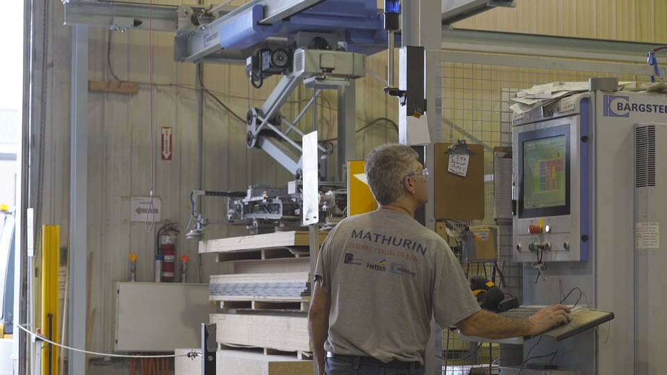 Armoires Mathurin a investi 750 000$ pour l'achat d'un robot en 2014.