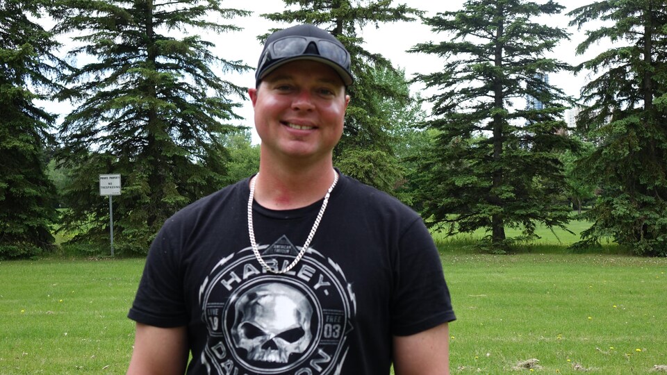 Plan moyen d'Étienne Gagnon dans un parc