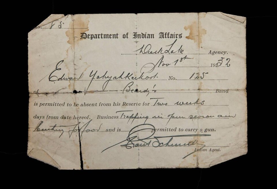 Le document endommagé par le temps est daté du 1er novembre 1932. Il précise qu'Edward Yahyahkeekoot peut s'absenter de sa réserve pour deux semaines.