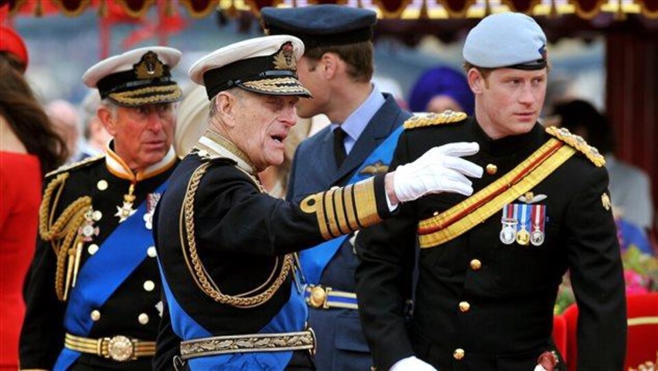 Le prince Philippe avec le prince Harry et le prince Charles lors du jubilé de la reine en 2012. 