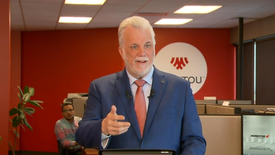 Le premier ministre Philippe Couillard lors du dévoilement de la toute première Stratégie nationale de la main-d’œuvre. 