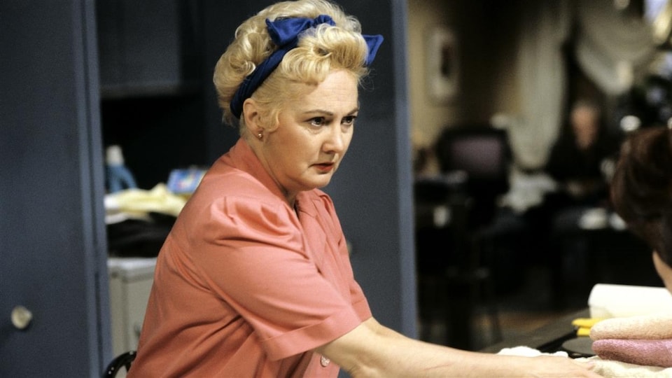 Marilyn Turgeon (Louisette Dussault) fait le ménage dans « Marilyn » en 1992.