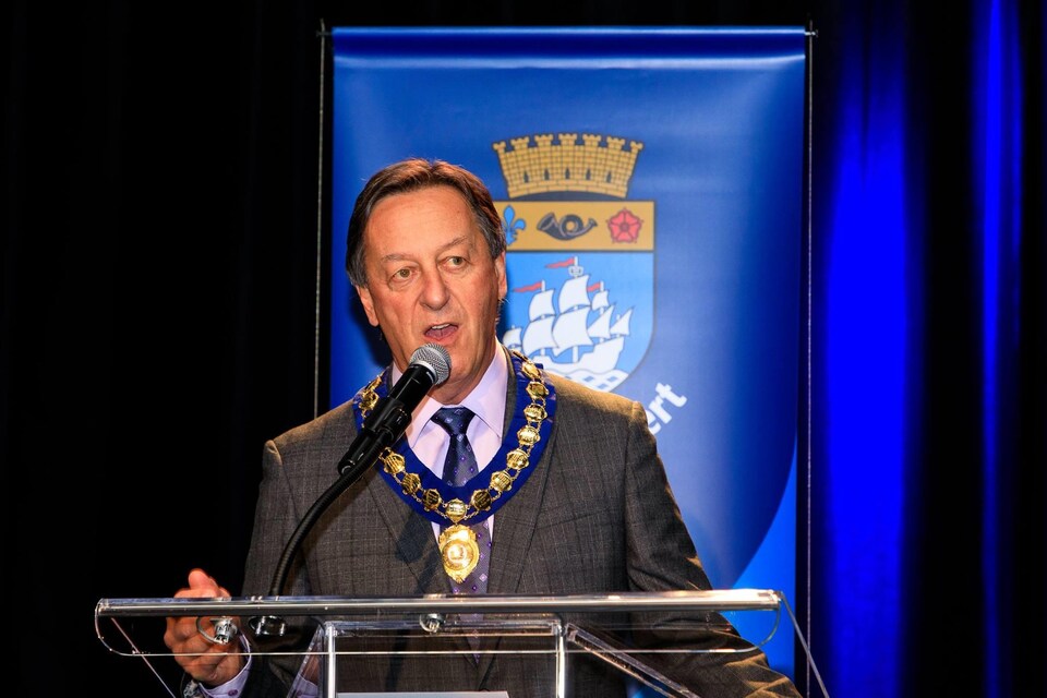 Pierre Brodeur est maire de Saint-Lambert depuis le 6 novembre 2017.