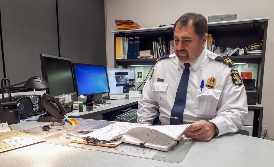 Pierre Collin, lieutenant au SPVQ à son bureau.