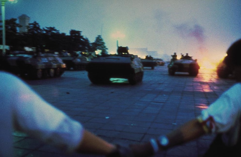 Des tanks de l'armée chinoise devant des étudiants lors des manifestations de la place Tiananmen en juin 1989.