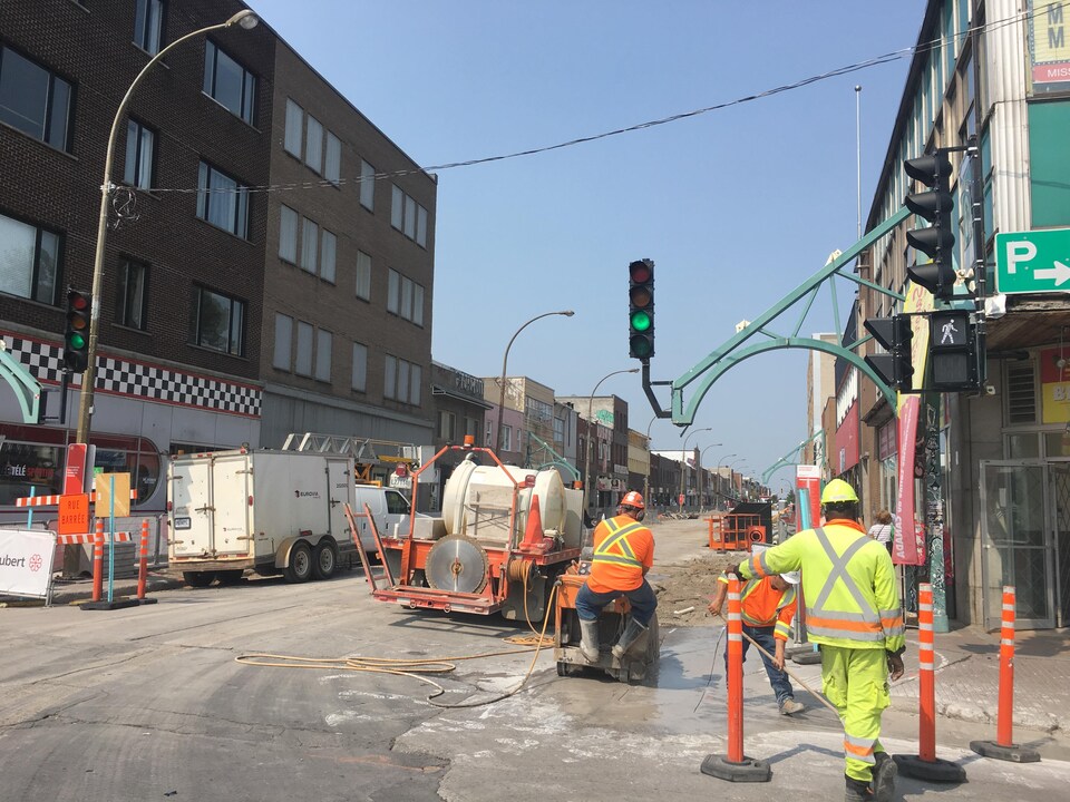 À l'intersection des rues Bélanger et Saint-Hubert, une équipe d'employés municipaux s'affaire à réaménager la Plaza.