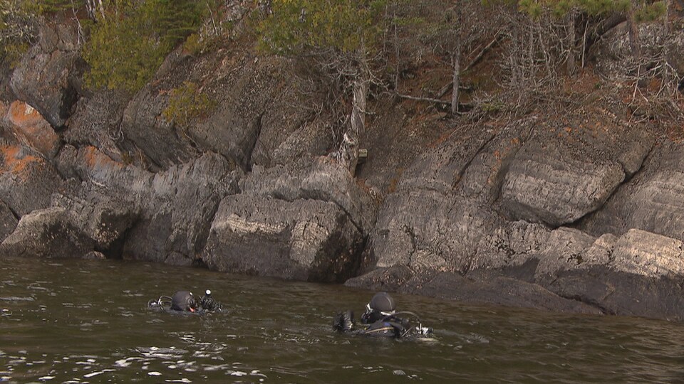 Des plongeurs sont à l'oeuvre près de la montagne du Fourneau, dans le lac Témiscouata.