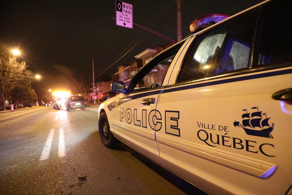 Une auto-patrouille de la police de Québec sur les lieux d'un accident, Boulevard René-Lévesque coin Hollande, novembre 2017.