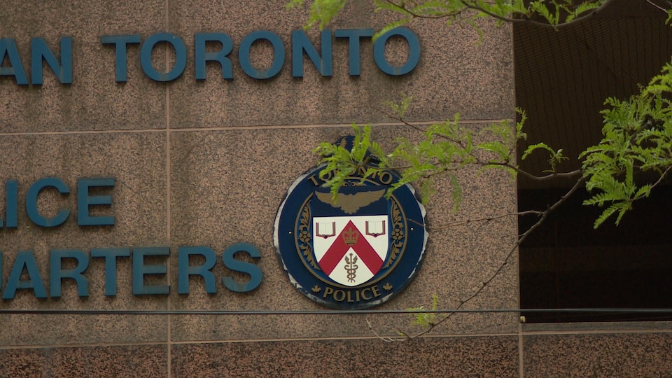 Le quartier général et le logo de la police de Toronto