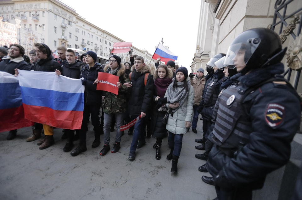 Des policiers lors de la manifestation en appui à Navalny, à Moscou, le 28 janvier 2018.