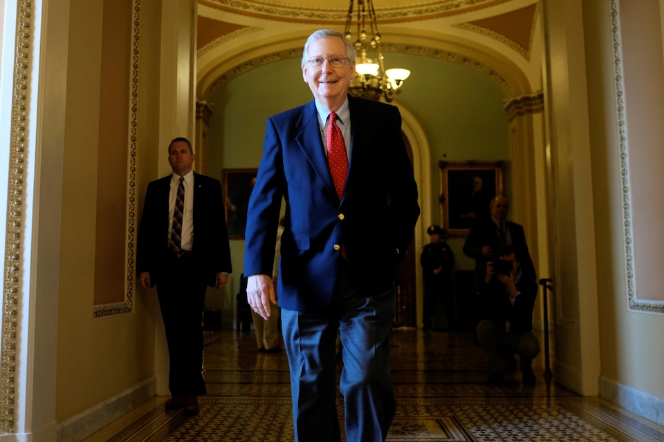 Le leader républicain au Sénat, Mitch McConnell, s'éloigne de la salle où les sénateurs débattent du projet de réforme fiscale.