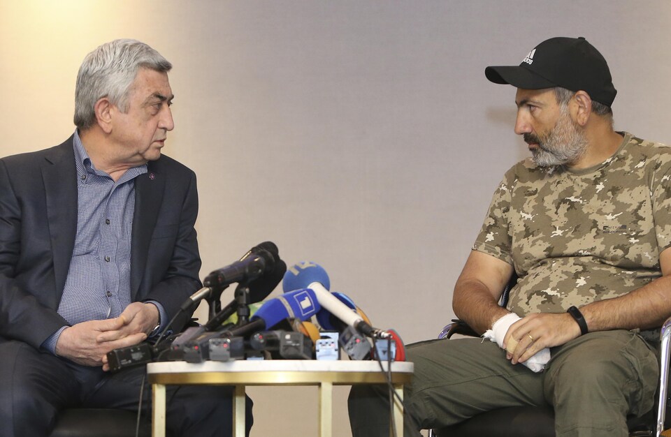 Deux hommes se regardent lors d'échanges diffusés à la télévision.